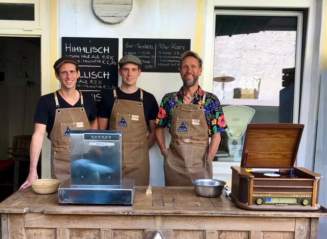 Die Brüder Philipp und Thomas Kramer mit Vater Karl Kramer im neuen Lavamünder Bierladen. | Foto: Privat