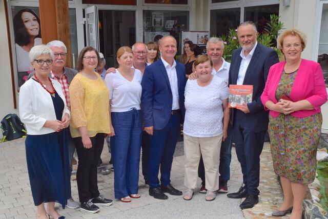 Politische Vertreter rund um Landeshauptmann Hans Peter Doskozil und Landtagspräsidentin Verena Dunst besuchten Aloisia' Mehlspeiskuchl in Badersdorf.  | Foto: Elisabeth Kloiber