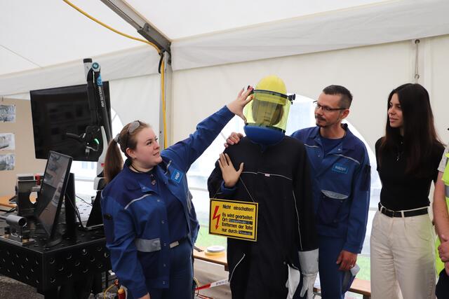 Die Steckdose zu Hause ist für 230 Volt ausgerichtet. Bei Sappi haben es die Elektriker und die Elektrikerin mit bis zu 20.000 Volt zu tun. Nadine Suchy ist gelernte Betriebselektrikerin und erklärt die erforderliche Schutzausrüstung. | Foto: Edith Ertl