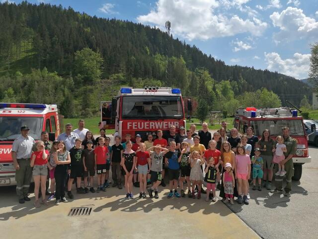 Die begeisterten "Feuerwehr-Kids" mit ihren Eltern, den Vertretern der FF Sirnitz, Bürgermeister Mödritscher und den Vizebürgermeistern.
 | Foto: FF Sirnitz