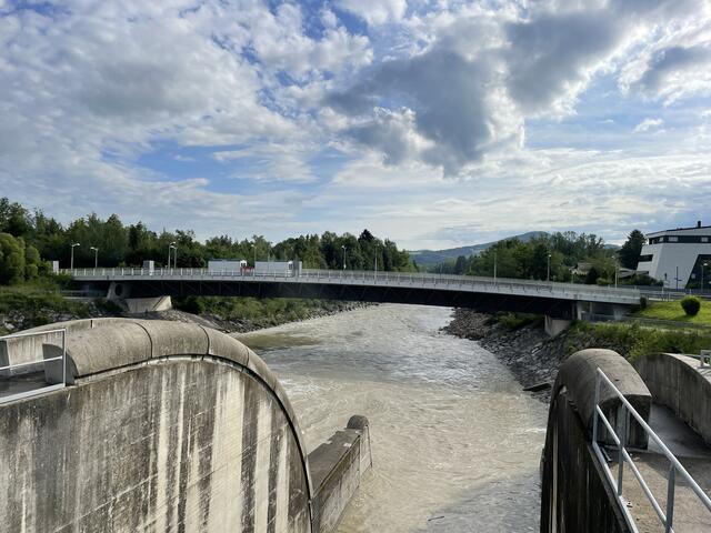 Die Grenzbrücke zwischen Salzburg (rechts) und dem bayerischen Freilassinge (linke Seite) mit dem Grenzhäuschen.