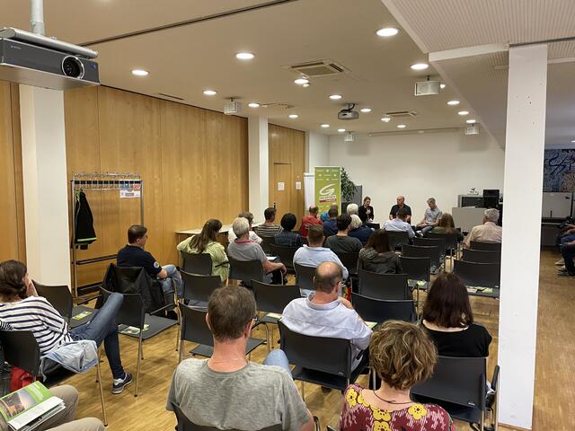 Zahlreiche Interessentinnen und Interessenten waren vor Ort. | Foto: Schrapf