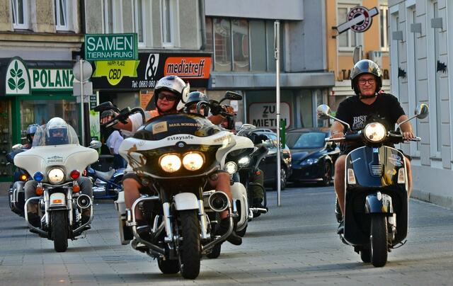 Am 25. Juni touren die Harley-Davidsons von Obernberg nach Ried und mischen sich dort mit dem Vespen-Schwarm  für den gemeinsamen Corso Richtung Innenstadt. | Foto: A. Gasselsberger