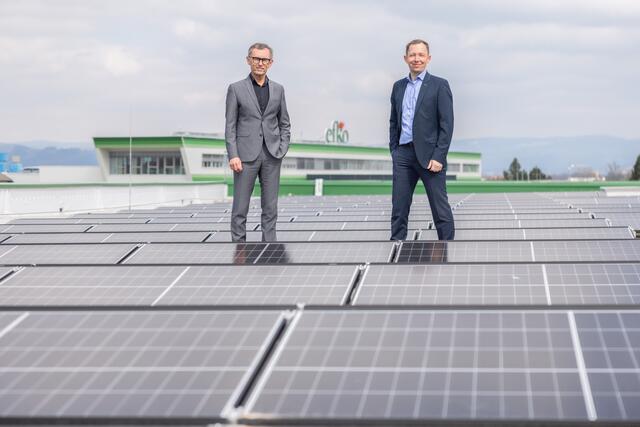 efko-Geschäftsführer Klaus Hraby (l.) und  Bernhard Stöhr freuen sich über die kürzlich installierte Photovoltaikanlage. | Foto: efko