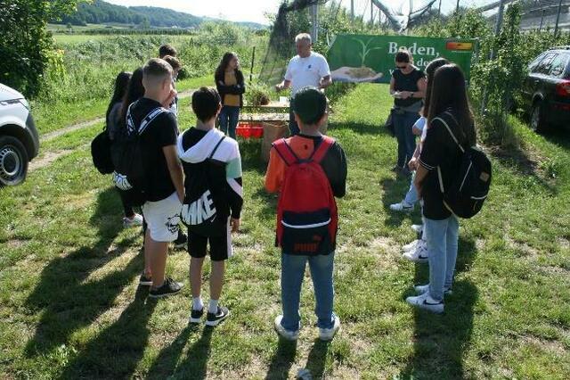 Landwirt Helmut Buchgraber von der Firma PSO in Wetzelsdorf bei Auersbach warf mit den Schülerinnen und Schülern einen genaueren Blick auf das Gras. | Foto: LEA GmbH
