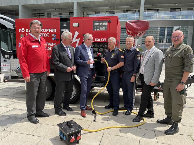 Notstromaggregate wie dieses sollen bis zum nächsten Jahr flächendeckend in den Feuerwehrhäusern Niederösterreichs zu finden sein. Landesrat Stephan Pernkopf (3.v.l.) hat mit den Spitzen unter anderem von Rotem Kreuz, Militär, Polizei, Zivilschutzverband und Gemeindebund über die Vorbereitungen für einen Blackout beraten.
