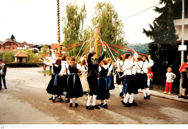 Blick zurück: Die Landjugend beim Maibaumfest 1999. | Foto: Landjugend Münzbach