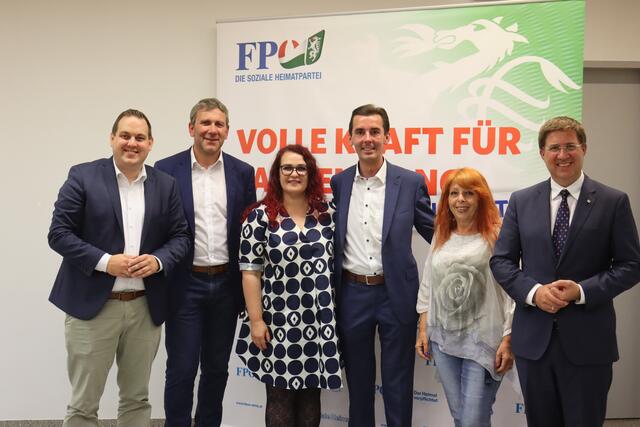 Ein "blaues" Zusammentreffen in Langenwang: Vizebürgermeister Philipp Könighofer (Langenwang), Vizebürgermeister Arnd Meißl (Mürzzuschlag), Stadträtin Claudia Schönbacher (Graz), Bürgermeister Josef Ofner (Hüttenberg), Gemeinderätin und Bezirkssekretärin Eva Hechtner (Kindberg) sowie Bürgermeister Andreas Rabl (Wels). | Foto: FPÖ Stmk/Könighofer
