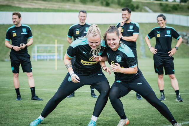 Einsatz auch ohne Ball: Andrea Gurtner und Mariella El Sherif | Foto: ÖFB/Christopher Glanzl