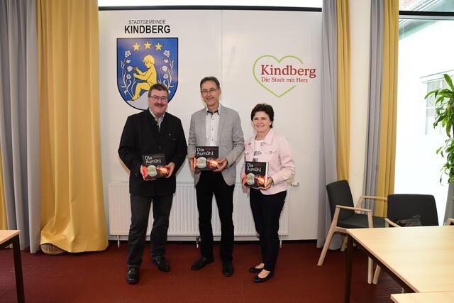 Buchvorstellung im Rathaus Kindberg: Rudolf Schlaipfer wird flankiert von Christine Seitinger und Josef Grätzhofer. | Foto: Stadt Kindberg/Ganster