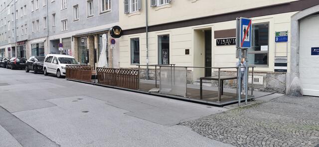 Kein Verständnis Geister-Gastgarten: "Hier könnte Ihr Auto stehen", witzelt ein Passant. | Foto: C. Lamprecht