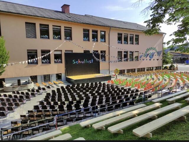 Das Team des Schulwarts unter der Leitung von Alois Sundl bauten ein Festivalgelände auf. | Foto: VS Kirchberg an der Raab