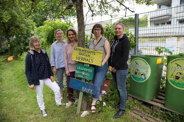 Obfrau Dagmar Jennewein (l.) mit einigen ihrer Gärtnerinnen | Foto: Michael Ellenbogen