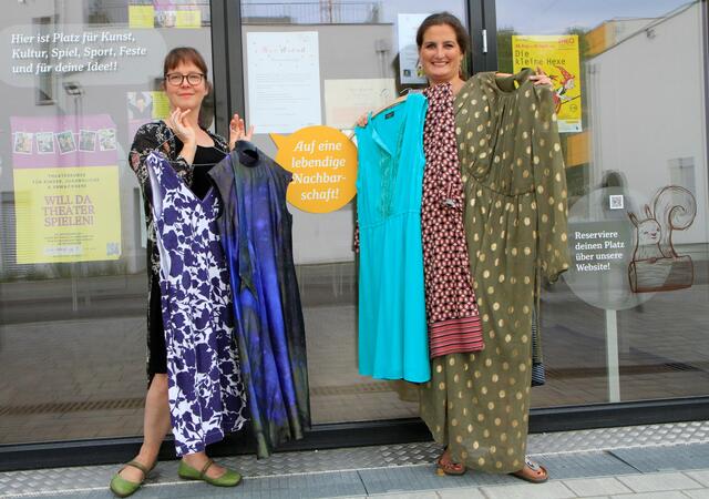 Die Veranstalterinnen Therese Garstenauer und Susanne A. Cirillo organisieren eine Kleidertauschparty im Emil-Behring-Weg 9.  | Foto: Julia Krauth