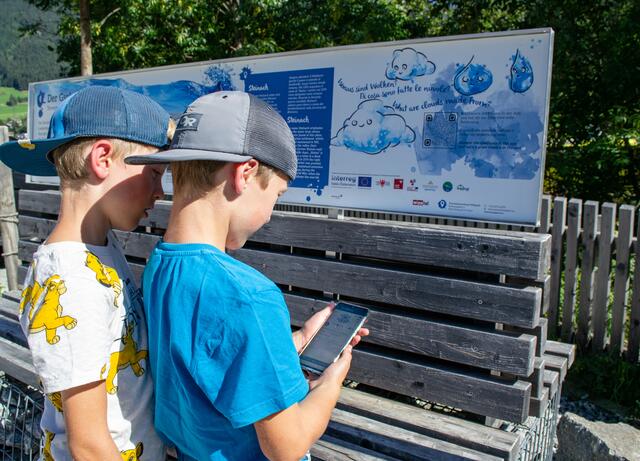 Die Rätselfragen können über eine App beantwortet werden. Im Mühlendorf wartet dann eine kleine Überraschung auf alle Kinder, die die richtigen Antworten wussten. | Foto: TVB Wipptal