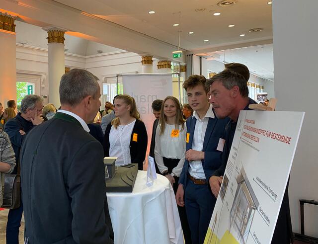 Präsentation der Sanierungskonzepte durch die Schüler*innen der HTBLA Hallstatt beim Marktplatz der Ideen Salzkammergut 2024 in Bad Ischl.  | Foto: HTBLA Hallstatt