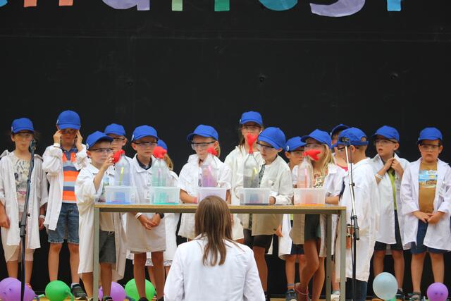 Jede Klasse erarbeitete einen Beitrag, und alle Kinder wurden zu kleinen Bühnenstars. | Foto: VS Kirchberg an der Raab
