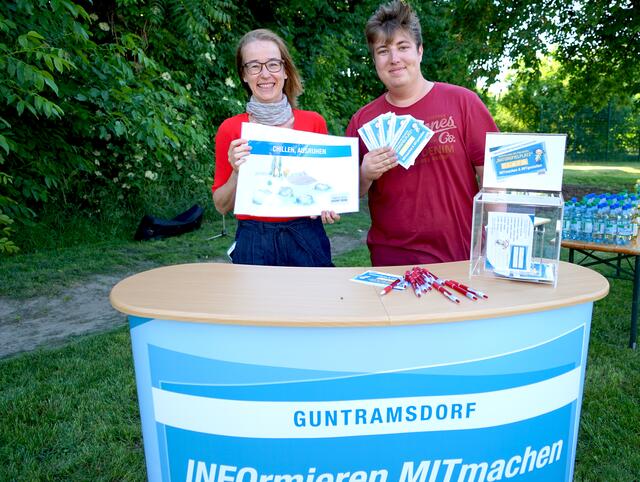 Paul Gangoly und Landschaftsplanerin Konstanze Schäfer hatten Grund zum Lachen – viele Kinder und Eltern waren gekommen, um vor Ort mitzumachen. | Foto: MG Guntramsdorf