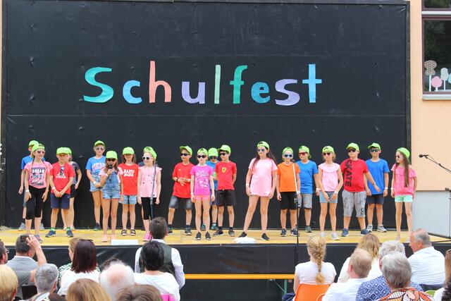 Jede Klasse erarbeitete einen Beitrag, und alle Kinder wurden zu kleinen Bühnenstars. | Foto: VS Kirchberg an der Raab