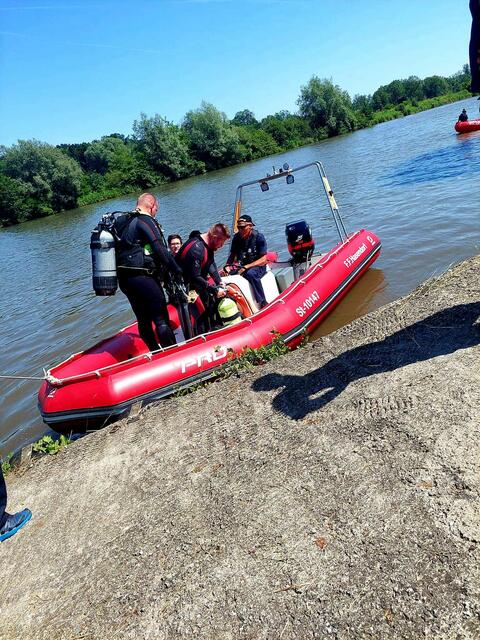 Auch der Einsatz am Wasser muss geübt sein. | Foto: FF