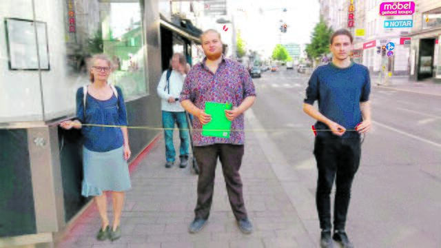 Bezirks-Vize Susanne Nückel, Aktivist Rene G. und Dominik Kraft von den Jungen Landstraßer Grünen (v. l.) fordern breite Gehwege. | Foto: Grüne Landstraße