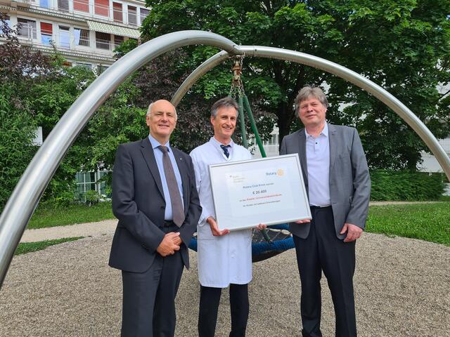 Hans Essl, Wolfgang Högler und Tierarzt Johannes Reitzinger bei der Spendenübergabe. | Foto: KUK