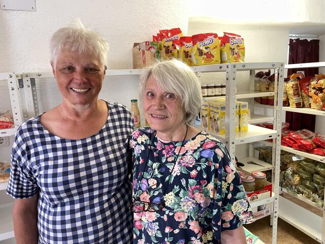 Helga Lang (links) leitet den Lebensmittel-Laden in Kirchdorf. Zahlreiche ehrenamtliche Helferinnen und Helfer beteiligen sich. | Foto: Staudinger