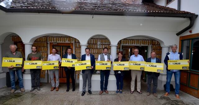 Zehn Gemeinden erhielten für wohltätige Zwecke einen Scheck über 1268,60 Euro. | Foto: Paul Grafl