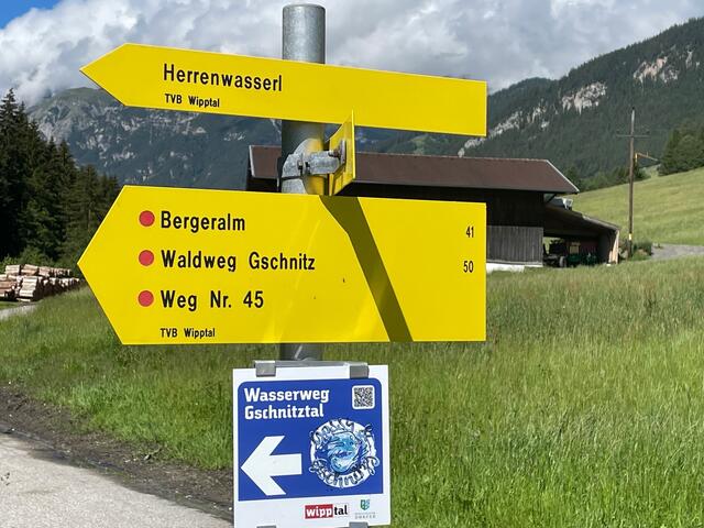 Übers Herrenwasserl führt der Wasserweg entlang des Gschnitzbachs bis zum Landschaftsteich mit dem Energiespielplatz in Trins und weiter ins Mühlendorf.  | Foto: Kainz