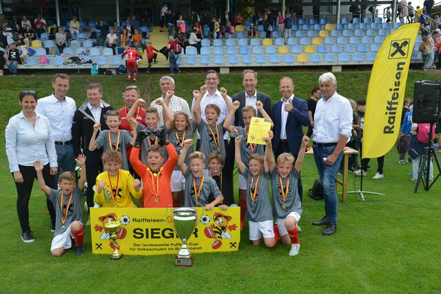 Das Siegerteam mit den Ehrengästen. | Foto: Mag. Martin Matzak