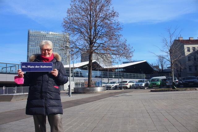 NEOS-Politikerin Christine Hahn am künftigen Platz der Kulturen – im Moment wird er noch Sonnwendplatzl genannt. | Foto: NEOS Wien