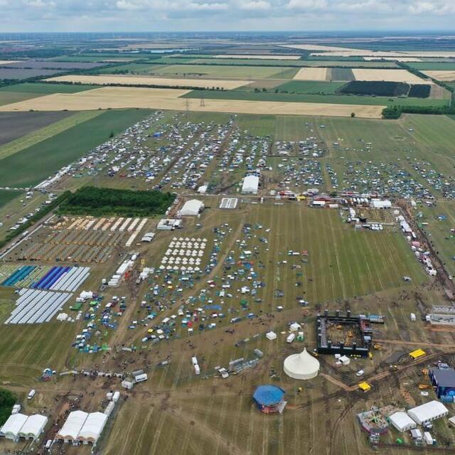 Das Festivalgelände füllt sich langsam mit den geduldigen Fans.  | Foto: Nova Rock Festival / Facebook