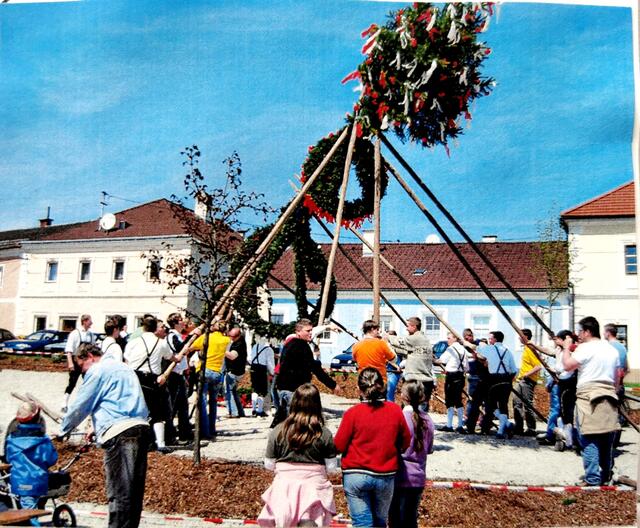 Maibaumsetzen im Jahr 2006. | Foto: Landjugend Münzbach