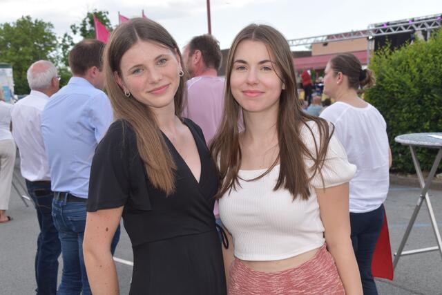 Flora Kristen und Lara Hadek standen an der Kassa. | Foto: Michael Strini