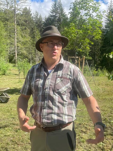 Bezirksforst-Inspektor Andreas Pohl sorgte für die fachgerechte Pflanzung.