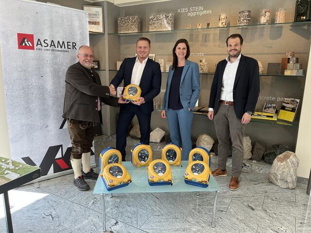 Übergabe der Defibrillatoren an die Asamer Kies- und Betonwerke GmbH. v.l.n.r.: Franz Kahleitner (Firma Roither), Michael Stur (GF Firma Asamer Kies- und Betonwerke GmbH), Beate Felbermair (HR Firma Asamer Kies- und Betonwerke GmbH), Michael Asamer (GF Firma Asamer Kies- und Betonwerke GmbH). | Foto: ASAMER Kies- und Betonwerke GmbH