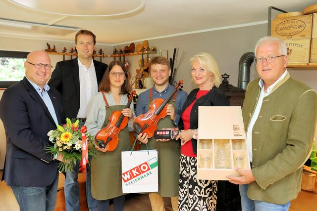 WKO Obmann Peter Sükar, JW GF Bernd Liebminger mit den Geigenbaumeistern Anna Kalcher und Vincent Geer, FiW Riki Vogl und RSL Gerhard Streit (v.l.) | Foto: Cescutti
