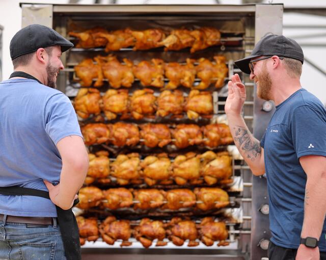Frisch vom Grill sind Hendln ein „Festessen“. Die Grillhendln sind Namesgeber des Festes: „Gallina“ – Latein für „Henne“! | Foto: Pühringer Fotografie