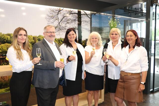 Die Teams vom Tourismusverein s'Entdeckerviertel und dem Stadt-, Tourismus- und Standortmarketing Braunau-Simbach stoßen auf ein gutes Miteinander an