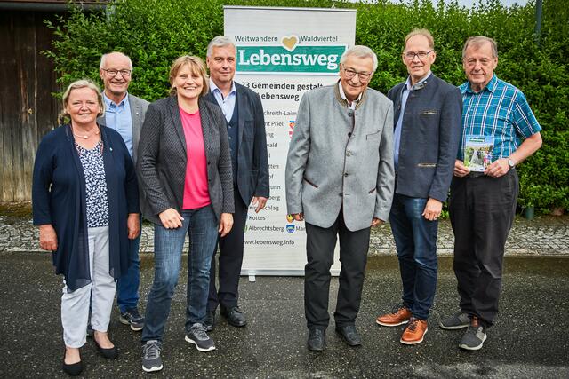 Das Vorstandsteam vom Verein Lebensweg vor der Generalversammlung (v. l.): Angela Fichtinger (Alt-Kassierin), Friedrich Fürst (Schriftführer), Veronika Schroll (Obmann-Stellvertreterin), Franz Rosenkranz (Schriftführer-Stellvertreter), Obmann Konrad Friedl, Franz Lumesberger (Obmann-Stellvertreter und Benno Sulzberger (Kassier-Stellvertreter). | Foto: Anna Faltner/Leaderregion