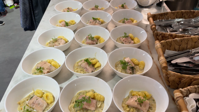 Das erste Gericht: Saibling confiert aus der Saiblingzucht von Thomas Schäffer auf Kohlrabigemüse mit Gnocchi's. | Foto: Koidl