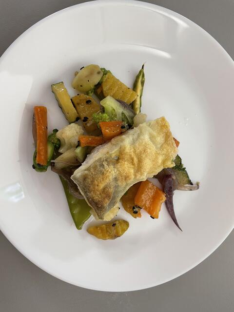 Das zweite Gericht: Saibling gebraten auf Sommergemüse.  | Foto: Koidl