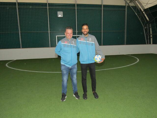 Gemeinsam mit Trainer und Koordinator Gerhard Entrich (li.) freut sich Anil Keskin auf die Special Olympics.