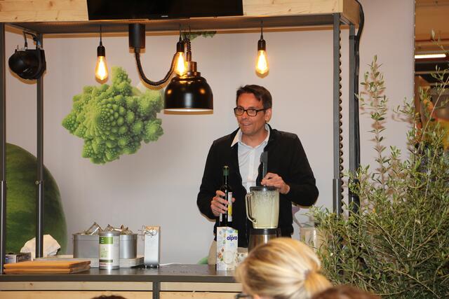 Sven Großhans demonstrierte bei seinem Workshop die Grundlagen der veganen Küche. | Foto: Daniel Schwarz
