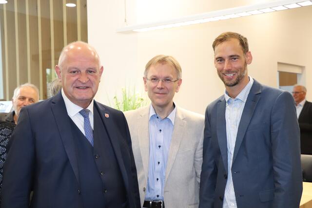 v.l. Simbachs Bürgermeister Klaus Schmid, Josef Knauseder (Geschäftsleiter Raiffeisenbank Region Braunau) und Florian Reitshammer (Oberinnviertler Leader Mattigtal) gefallen die neue Räumlichkeiten | Foto: BRS