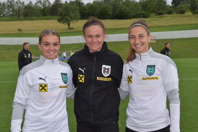 Ein Lächeln für die Kamera: Laura Wienroither, Stefanie Enzinger und Katharina Naschenweng | Foto: Michael Strini