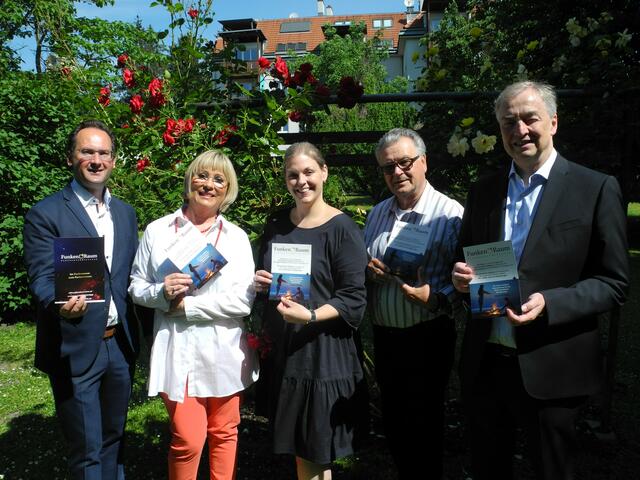 Bezirksstellenobmann Andreas Minnich gratulierte Ursula Pfeiffer gemeinsam mit Bezirksstellenleiterin-Stv. Maria Aigner-Aichinger, Bezirksstellenobmann a.D. Peter Hopfeld und Vizepräsident Christian Moser zur Neueröffnung. | Foto: Anna Schrittwieser