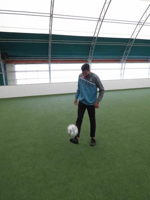 Seine gute Fußballtechnik demonstriert Keskin beim Dribbeln und Jonglieren.