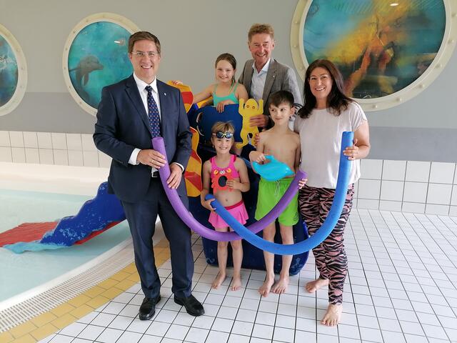 Bürgermeister Andreas Rabl und Sportreferent Vizebürgermeister Gerhard Kroiß mit Swim Academy-Leiterin Gudrun Lindner und drei kleinen Kursteilnehmern. | Foto:  Stadt Wels