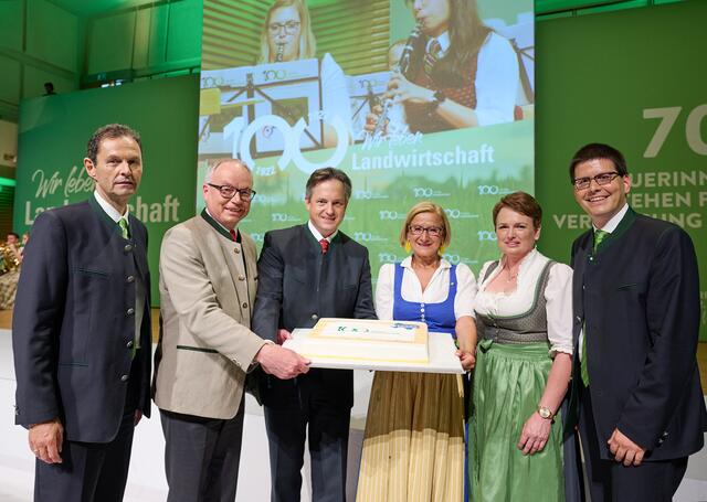 Kammerdirektor Franz Raab, LH-Stellvertreter Stephan Pernkopf, Landwirtschaftskammer-Präsident Johannes Schmuckenschlager, Landeshauptfrau Johanna Mikl-Leitner, LKNÖ-Vizepräsidentin Andrea Wagner und Vizepräsident Lorenz Mayr feierten den 100. Geburtstag der Landwirtschaftskammer NÖ  | Foto: NLK Pfeiffer